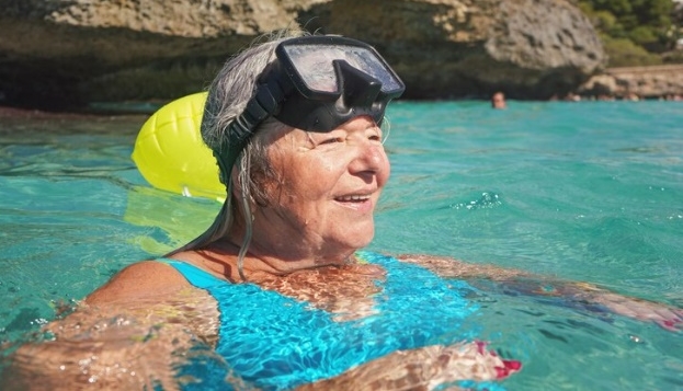 Audição e Atividades Aquáticas: Desfrutando de Piscinas e Praias com Aparelhos Auditivos